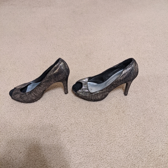 Size 7 silver pumps - Picture 2 of 2